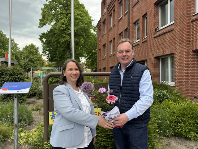 Winsens Bürgermeister André Wiese begrüßt die neue Stadtplanerin Manuela Ehrlich | Foto: Stadt Winsen