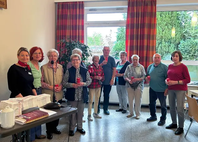 Elfi Köhler-Fois, Fachbereichsleitung Pflege vom DRK-Kreisverband Harburg-Land (1. von links) und Anna Holtkamp vom DRK-Ortsverein Brackel/Thieshope (2. von links) mit den Teilnehmerinnen und Teilnehmern des Seniorenfrühstücks im Mai. | Foto: DRK-Kreisverband Harburg-Land