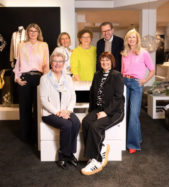 Das Team des Modehauses Gerlach in Tostedt freut sich auf den verkaufsoffenen Sonntag am 31. Mai. Stehend von links: Heidrun Behrens-Witt, Beate Bernhard, Birgit Ramm, Jens Gerlach und Susanne Hildebrandt. Sitzend: Ingrid Gerlach (li.) und Claudia Sindt | Foto: TvR
