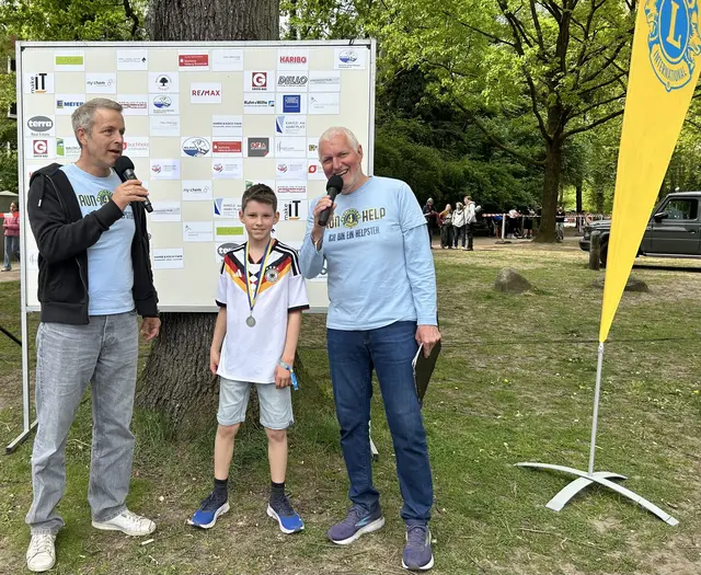 Christoph Reise und Friedrich Harre mit dem letztjährigen "Helpster-King" Nicolas Eilken | Foto: Lions Club Buchholz-Nordheide