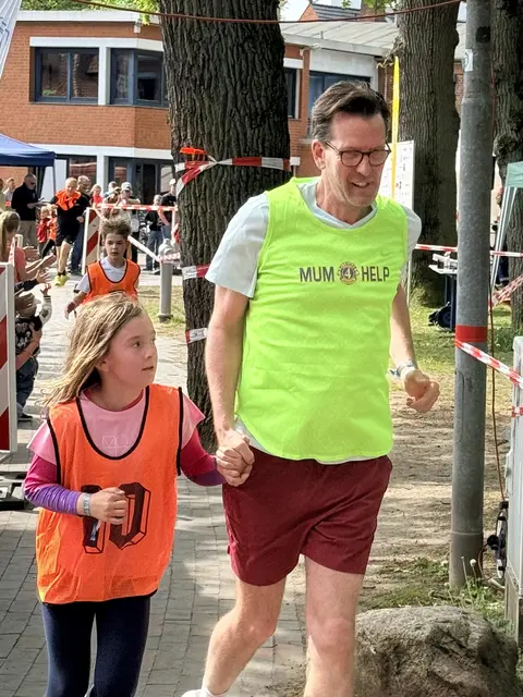 Bürgermeister-Kandidat Bernhard Unger lief gemeinsam mit seiner Tochter am Muttertag | Foto: Lions Club Buchholz-Nordheide