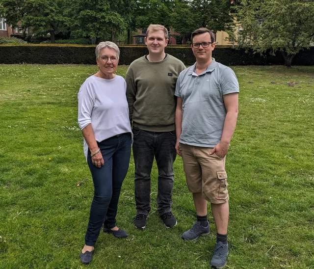 Margot Schäfer und Christoph Templin mit dem 100. Mitglied des Ortsverbandes Til Arthur Werner (Mitte) | Foto: Grüne Winsen/Luhe-Elbmarsch