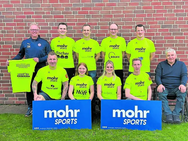 Das Läuferteam mit Betreuern (obere Reihe v. li.): Betreuer Thorsten Meyer, Organisator Udo Feindt, Daniel Jahnke, Andreas Löhn und Dirk Lawrenz, (untere Reihe v. li.): Benjamin Wresch, Marie Ehlen, Anjana Meier, Ole Corleis und Schirmherr Uwe Arndt  Foto: Mirco Dawideit