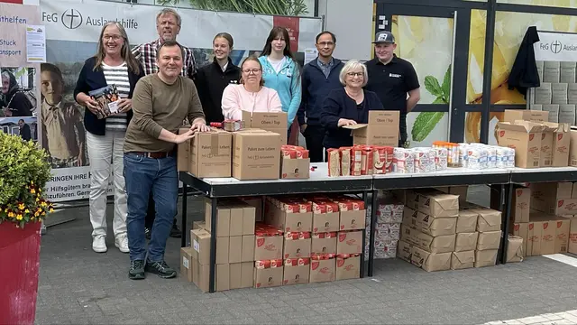 Freuen sich über die gelungene Packaktion: die Initiatoren Karin und Uwe Bruns (hi., v. li.) und ihre Helfer | Foto: Bruns