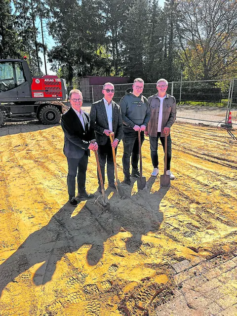 Erster Spatenstich (v. li.): Architekt Ingo Gottschalk, Dirk Bargmann (Geschäftsführer Altenheim Homann), Bauleiter Björn Ehmcke und Pastor Andreas Timm | Foto: Altenheim Homann
