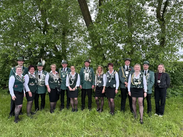Die neuen Würdenträger von Estebrügge (v. li.): Königin der Jungschützenköniginnen: Nina Müller / König der Jungschützenkönige: Matthias Prahl / Königin der Damenköniginnen: Dörte Lehmann / Vogelkönig: Frank Böttcher / Beste Dame: Petra Diercks / König: Peter Osse und Frau Dörte Osse / Bester Mann: Thorben Dammann / Damenkönigin: Wiebke Suhr / Papageienkönigin: Christine 
Blokisch / Jungschützenkönig: Jannes Meyer / Jungschützenkönigin: Kristin Benecke / Bester Mann Jungschützen: Henning Maack / Bürgerkönigin: Marei Behrens / es fehlt: Beste Dame der Jungschützen: Anna Heinsohn | Foto: Schützengilde Estebrügge