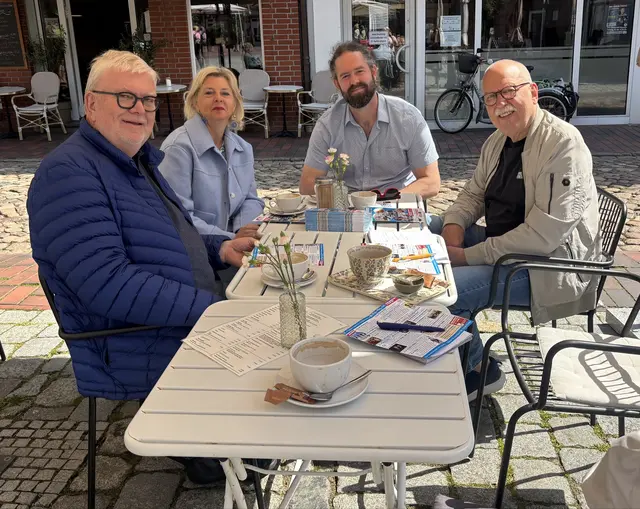 Dr. Achim von Arciszewski, erster Vorsitzender des Buxtehuer Kleinkunst Igel e.V. (v.l.), Silke Behm, Nick Reinartz und Christian von Bargen präsentierten ihr diesjähriges Straßenkunst Programm in entspannter Atmosphäre | Foto: sts