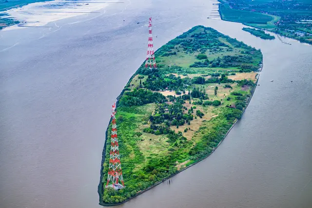 Gerade mal drei Kilometer lang und bis zu 500 Meter breit: die Elbinsel Lühesand | Foto: Martin Elsen/nord-luftbilder.de