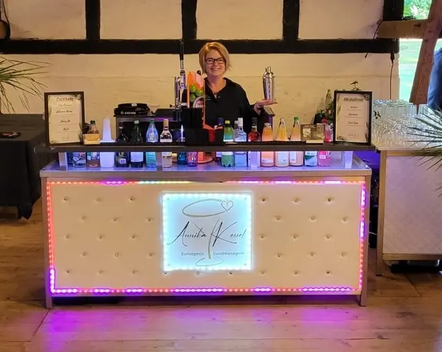 Annika Kessel verwöhnt die Gäste des Frühlingsmarktes mit leckeren Cocktails | Foto: Mareike Peters