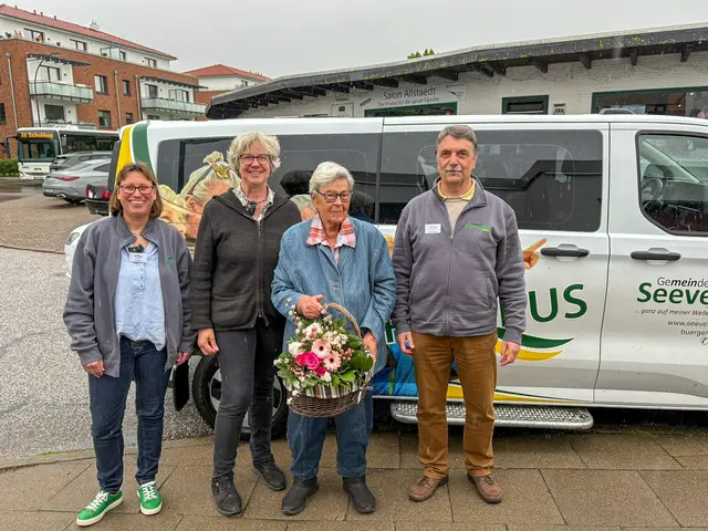 Die tausendste Fahrt Bürgerbus wird mit einem Blumenstrauß gefeiert: Petra Sell (v. li., Gemeinde Seevetal), Bürgermeisterin Emily Weede, Christel Benz (Fahrgästin), Ingo Kröning (ehrenamtlicher Fahrer) | Foto: Gemeinde Seevetal