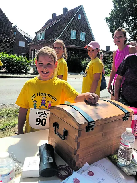Stolz spendet die kleine Grundschülerin das Geld, das sie erlaufen hat  | Foto: Marion Kalmutzke