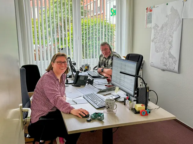 In der Bürgerbuszentrale im Gemeindebüro: Petra Sell und Erich Schwentke kümmern sich um den Bürgerbus | Foto: Gemeinde Seevetal