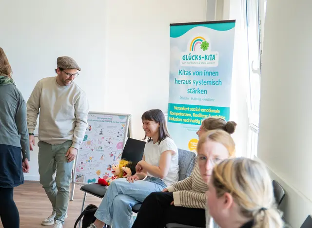 Mirko Janda und pädagogische Fachkräfte der DRK-Kitas beim Kick-Off-Event der Fortbildungsprojekts „Glücks-Kita®“ | Foto: DRK-Kreisverband Harburg-Land