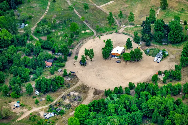 Den Mittelpunkt der "Familieninsel Lühesand" bildet das Lokal. Die umliegende Sandfläche soll als Spielplatz und Freizeitbereich dienen | Foto: Martin Elsen/nord-luftbilder.de