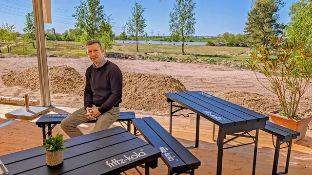 Philipp Köhnken auf der neuen Terrasse des Lokals. Man hat freie Sicht bis zum Festland | Foto: jd