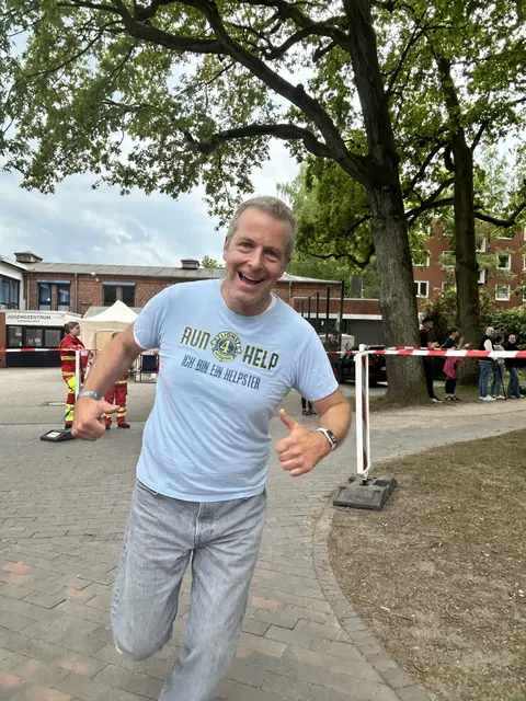 Co-Moderator Christoph Reise lief auch ein paar Meter mit | Foto: Lions Club Buchholz-Nordheide
