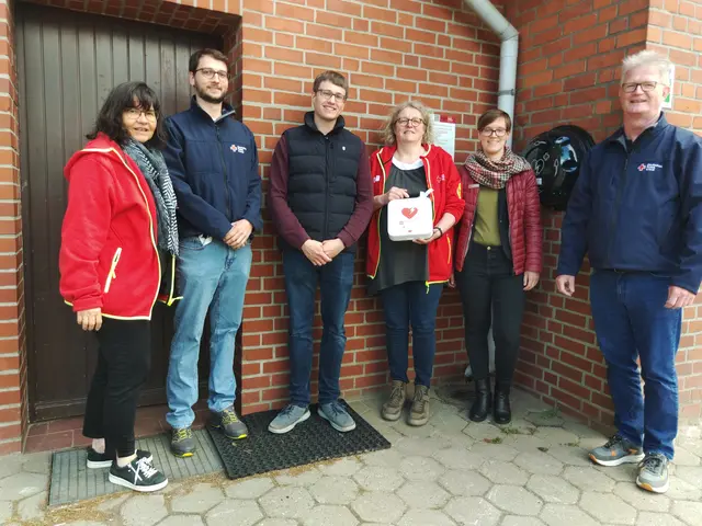 Von links: Beate Westphal (DRK Roydorf-Luhdorf), Steffen John  (DRK Harburg-Land), Sven Westphalen (mobiler Retter), Katrin-Behr-Jobmann (DRK Roydorf-Luhdorf), Luzie Schulze(Sparkasse Harburg-Buxtehude), Andreas Klask (DRK Harburg-Land) | Foto: DRK Roydorf-Luhdorf