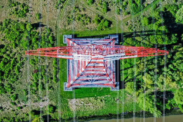 Fast so etwas wie ein Wahrzeichen der Insel: Einer der beiden riesigen Strommasten auf Lühesand | Foto: Martin Elsen/nord-luftbilder.de