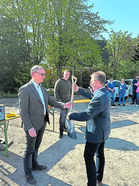 Architekt Ingo Gottschalk (re.) überreicht Dirk Baumann (Geschäftsführer Altenheim Homann) einen Spaten mit graviertem Datum | Foto: Altenheim Homann