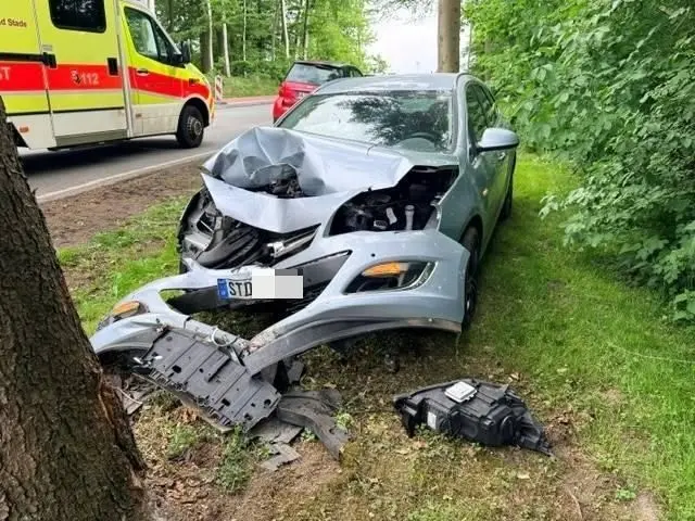 Unfallstelle Grundoldendorf: Der Opel ist ein Totalschaden, der Fahrer wurde leicht verletzt | Foto: Polizei