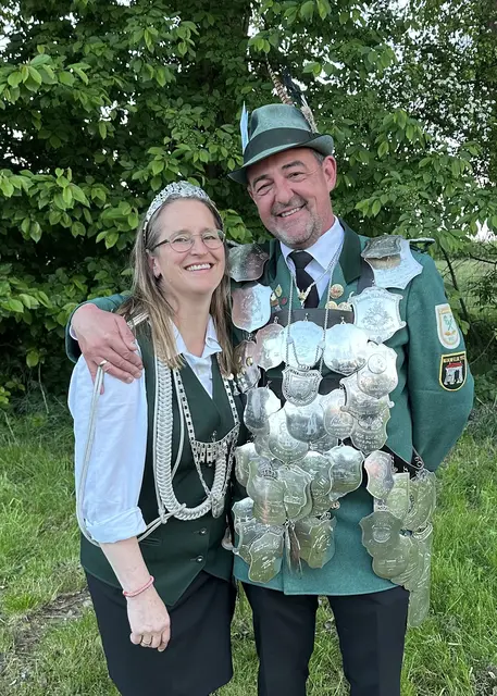 Schützenkönig Peter Osse mit seiner Frau Dörte 
 | Foto: Schützengilde Estebrügge