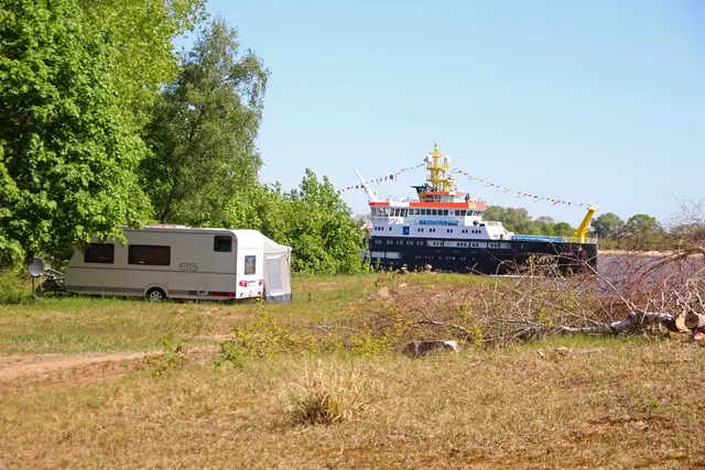 Die Dauercamper blicken aus vorderer Reihe auf die vorbeifahrenden Schiffe | Foto: jd