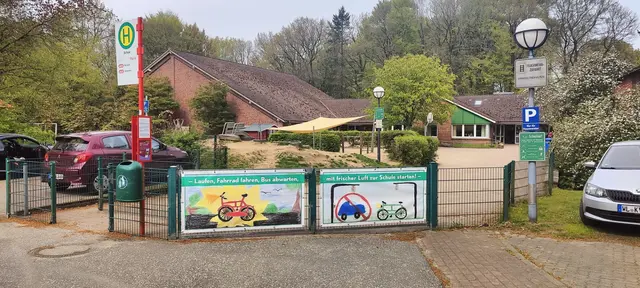 Das neue Banner am Eingang der Grundschule Westerhof wirbt mit Kinderzeichnungen für einen sicheren und umweltfreundlichen Schulweg – möglichst ohne Elterntaxi | Foto: Grundschule Westerhof