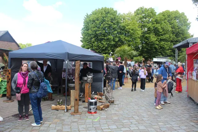 Buntes Treiben auf dem Kunsthandwerkermarkt Am Sande | Foto: pm
