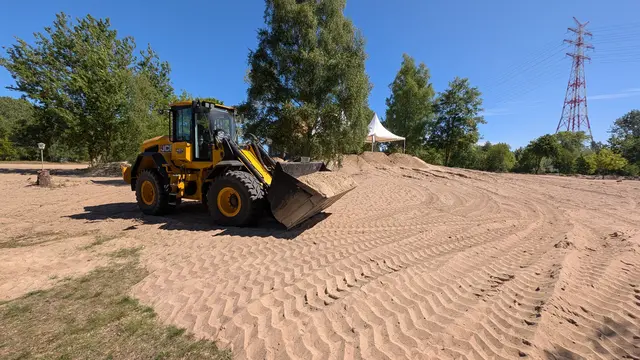 Erdarbeiten in der Inselmitte: Ein Radlager schafft den Sand für den Spielbereich herbei | Foto: jd