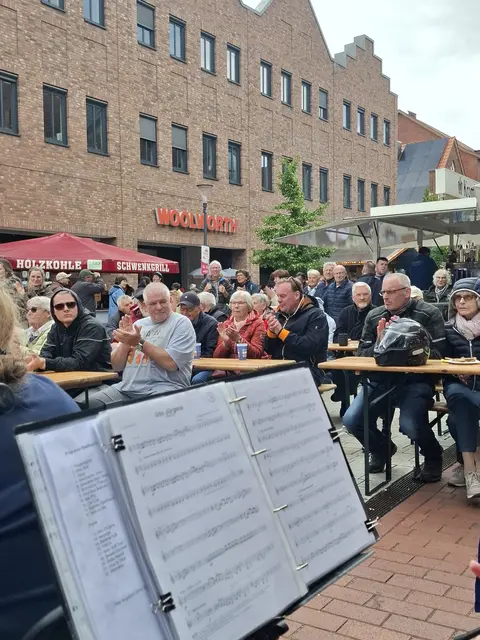 Bürgermeister André Wiese ließ es sich nicht nehmen, den Klängen des Stadtorchesters zu lauschen.  | Foto: Stadtorchester Winsen