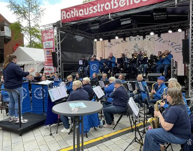 Stimmungsvolle Blasmusik auf dem Stadtfest. Das Stadtorchester Winsen unter der Leitung ihrer Dirigentin Mette Jentsch.  | Foto: Stadtorchester Winsen