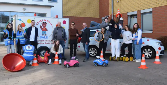 Das Team des Optionalen Lernangebots mit BALU, in der Mitte mit Lehrkraft Jörg Blanke, SJR-Jugendarbeitsreferent Martin Ratering und Schulleiter Dieter Janzen  | Foto: SJR