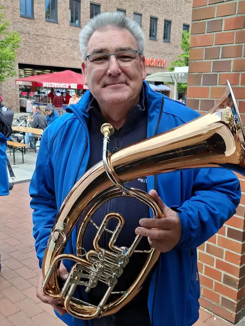 Tenorhornspieler Ralf Eggert freut sich über das gelungene Stadtfestkonzert unter freiem Himmel. | Foto: Stadtorchester Winsen