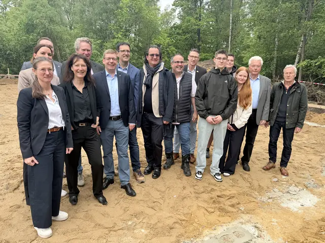 Imke Buschke (v. li., kaufmännische Geschäftsführerin), Alexandra Neukirch (Vorstand Zukunftswerkstatt), Johanna Budde (Leiterin Schülerlabor), Josef Nießen (1. Kreisrat LK Harburg), Prof. Dr. Thomas Matzen (Gründungs- und Stiftungsratmitglied Zukunftswerkstatt Buchholz), Dirk Hirsch (1. Stadtrat Stadt Buchholz), Sascha Eigelt (Vorwerk-Stiftung), Andreas Tietz (Terra Real-Estate), Jan Bauer (MdL), Jan-Ole Stenzel (Zukunftswerkstatt Buchholz), Götz Anft, Moritz Meyer, Finja Barghop, Prof. Dr. Wolfgang Bauhofer und Uwe Schwencke (Architekt) | Foto: sko