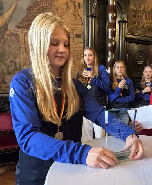 Die Buxtehuder Handballerinnen feiern ihren dritten Titel | Foto: sts