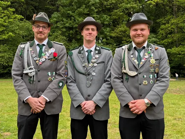 Der neue Jungschützenkönig Max Albers und seine Adjutanten Fabian Wiechmann (li.) Louis Rosenbrock (re.) | Foto: hg