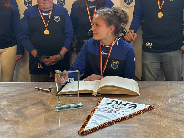 Das Team und der Trainerstab verewigen sich im Goldenen Buch | Foto: sts