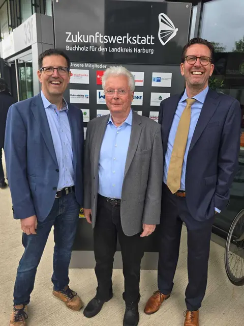 Sascha Eigelt,Vorwerk Stiftung, Wolfgang Bauhofer (Zukunftswerkstatt Buchholz) und Bürgermeister-Kandidat freuen sich über die Entwicklung der Zukunftswerkstatt Buchholz. (v.r.) | Foto: Lions Club Buchholz-Nordheide