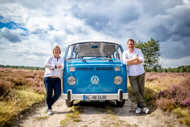Antje und Arne Soetebeier verbinden Nostalgie mit Naturerlebnis und machen die Lüneburger Heide auf besondere Weise erlebbar | Foto: HeideBulli