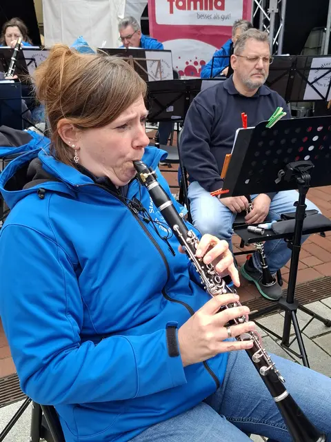 Schnell noch die Klarinette aufwärmen. Die erste Klarinette Inga Stamm spielt sich warm. | Foto: Stadtorchester Winsen