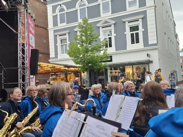 Gute Laune trotz dunkler Wolken. Das Stadtorchester Winsen hat sich vom Regen nicht einschüchtern lassen. | Foto: Stadtorchester Winsen