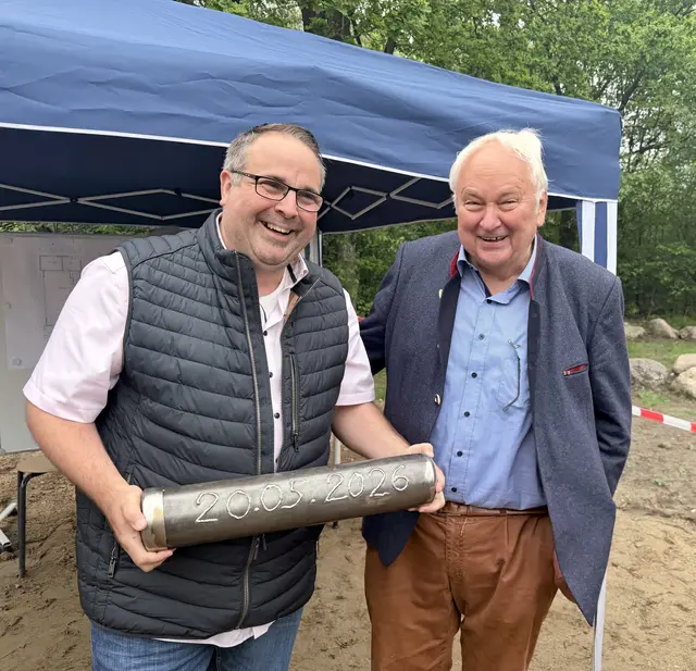 Jan Bauer und Heiner Schönecke mit der Zeitkapsel  | Foto: Silke König 