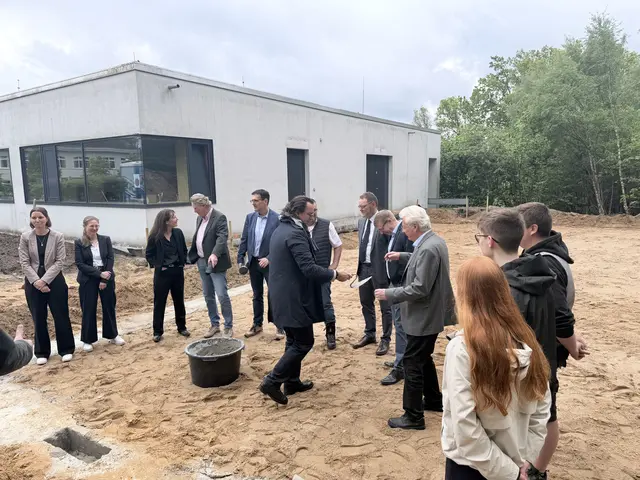 Andreas Tietz, Terra Real-Estate, übergibt den Spachtel an Prof. Dr. Wolfang Bauhofer, wissenschaftlicher Geschäftsführer der Zukunftswerkstatt  | Foto: Silke König 