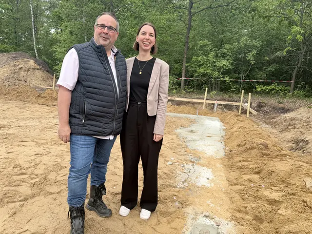 Jan Bauer, MdL und Johanna Budde, Leiterin des Schülerlabors Zukunftsenergien | Foto: Silke König 