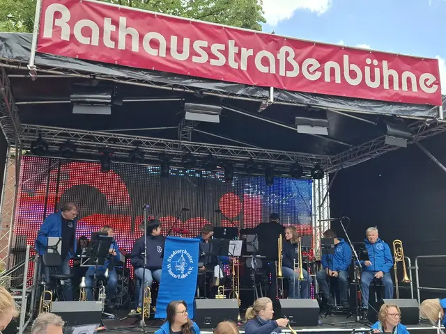 Das Stadtorchester Winsen richtet sich auf der Rathausstraßenbühne ein.  | Foto: Stadtorchester Winsen