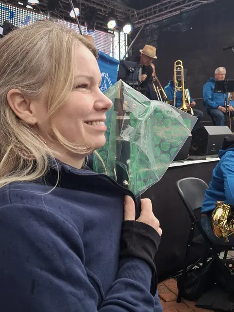 Regen ist für Holzinstrumente schlecht. Lisa Lauterschlag schützt ihre Klarinette mit einem Plastikbeutel. | Foto: Stadtorchester Winsen