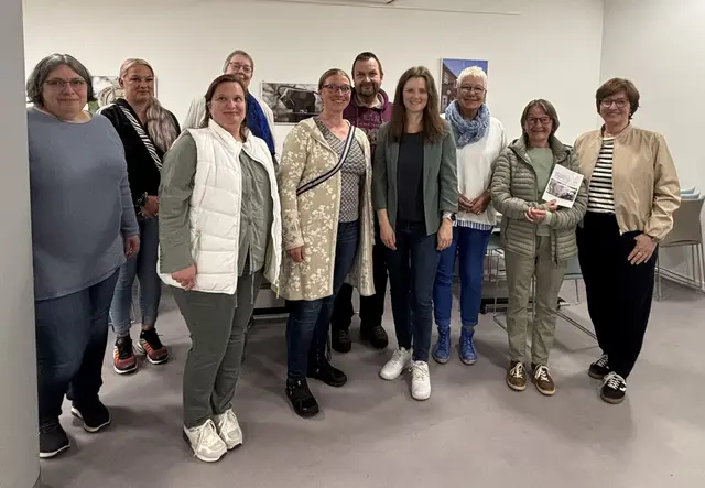 Erste Eindrücke: Besucher werfen einen Blick in die neue Begegnungsstätte | Foto: sts