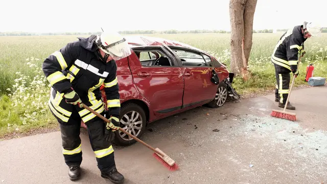 Einsatzkräfte fegen die Straße | Foto: Rolf Hillyer-Funke/Feuerwehren SG Oldendorf-Himmelpforten