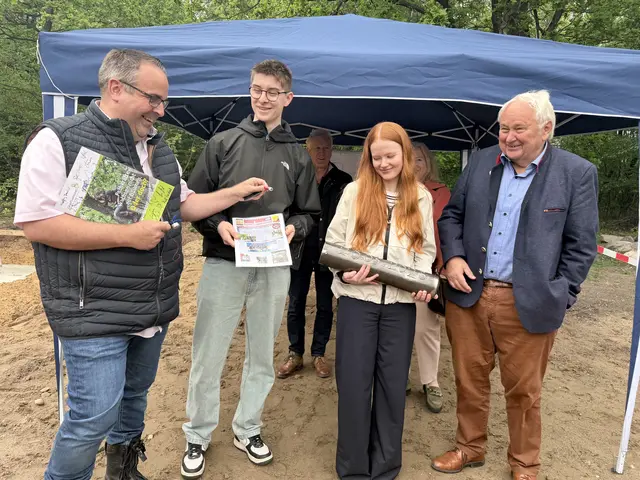 Jan Bauer, Götz Anft, Finja Barghop und Heiner Schönecke mit der aktuellen Ausgabe des Wochenblatts, fürs Einlegen in die Zeitkapsel  | Foto: Silke König 
