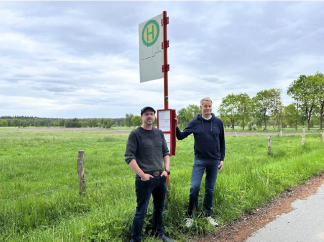 Wer auf den Bus angewiesen ist, steht in der Samtgemeinde Fredenbeck manchmal nicht nur sprichwörtlich im Regen: Co-Sprecher des Ortsverbandes Bündnis90/Die Grünen in Fredenbeck Christian Heise (li.) und Markus Winter | Foto: Die Grünen